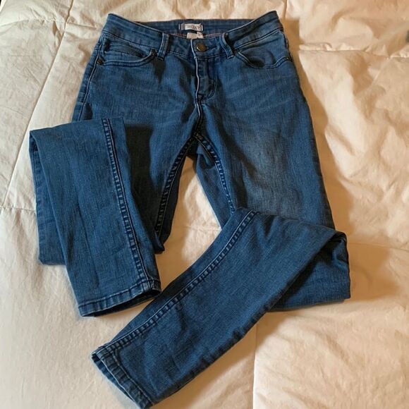 ROXY, skinny, size 24, super cute design rear pocket, great condition - Picture 1 of 13